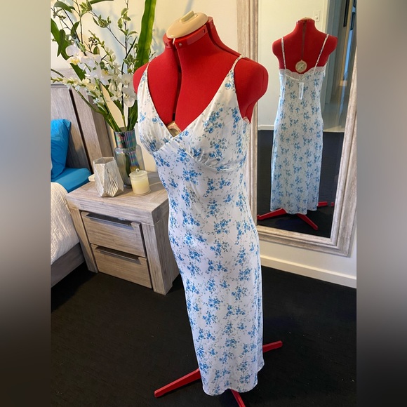 Size 10 - White & Blue Floral slim Maxi Dress from Miss Shop - Picture 9 of 13